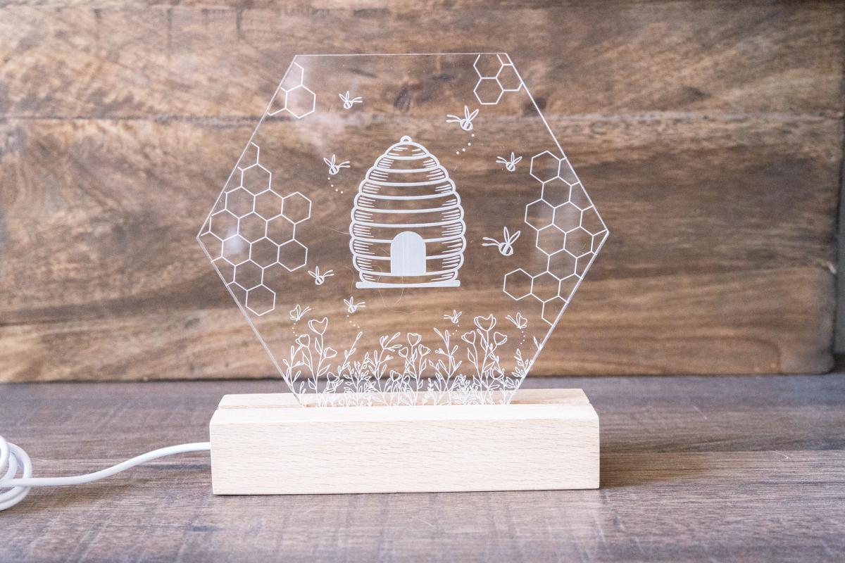 LED-Acrylglaslampe in Wabenform mit Bienenwaben- und Bienenstock-Motiv auf Holzsockel, USB-Betrieb